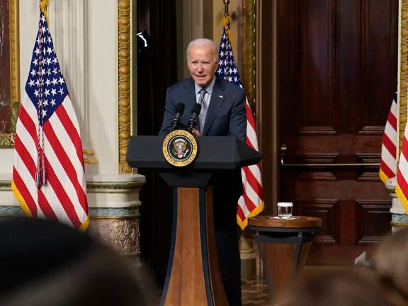 بايدن: نشر الأسطول الأميركي بالقرب من إسرائيل رسالة إلى إيران كي "تتوخى الحذر"