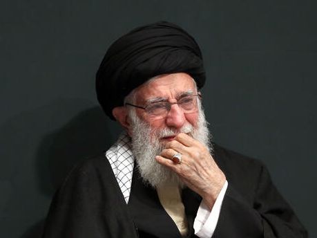 خامنهای در شعری خود را پیر دهری خوانده که «اشک و آهی بیاختیار» دارد