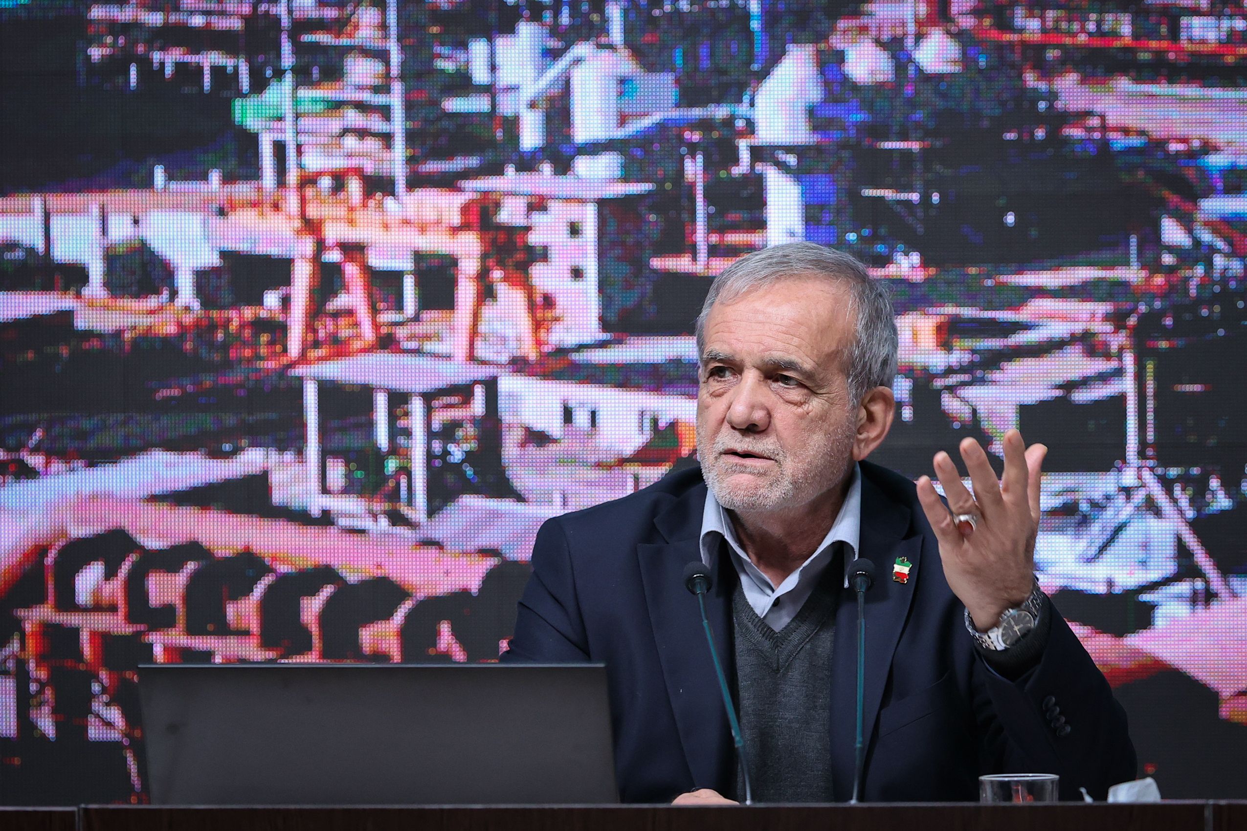 الرئيس الإيراني.. متحدثًا عن الأزمات:  الله يختبرنا ويريد إيقاظنا