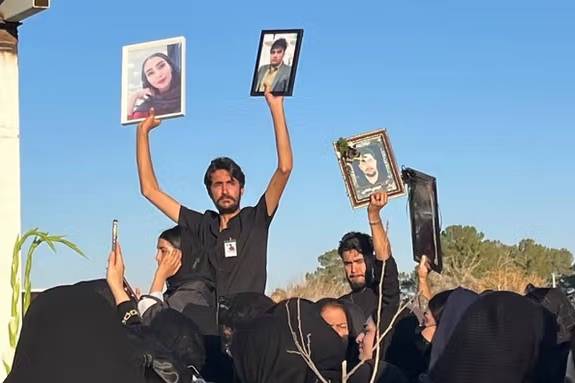 شاهزاده رضا پهلوی: در آخرین پنجشنبه سال، بر مزار همه قهرمانان راه آزادی ایران حاضر شوید