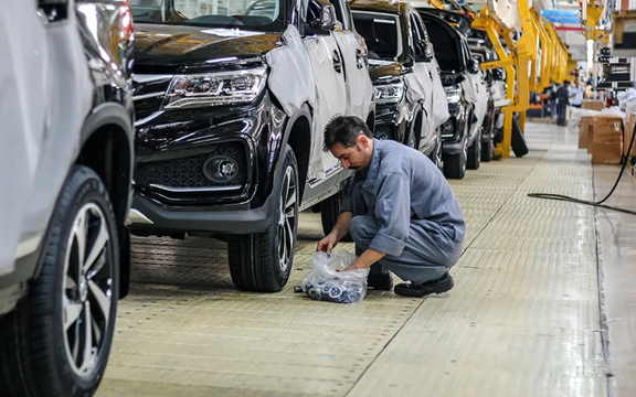 China trades cars for Iranian copper as sanctions revive barter economy - BBG