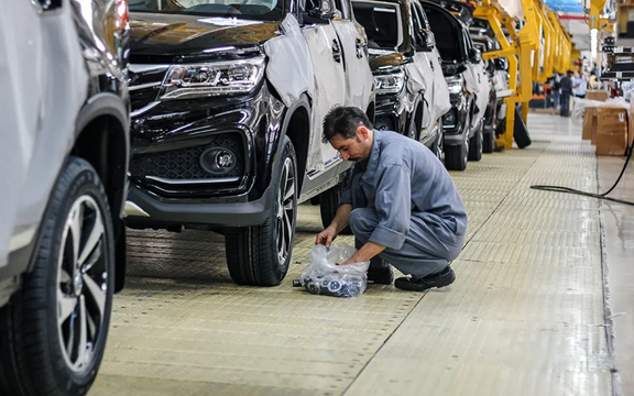 بلومبرگ: پکن و تهران برای دور زدن تحریمها قطعات خودرو را با مس و روی مبادله میکنند