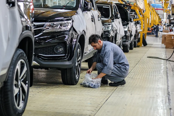 China trades cars for Iranian copper as sanctions revive barter economy - BBG