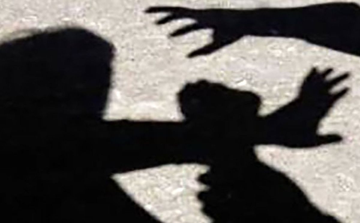 معلمی در شهرستان سنندج به‌دلیل گم شدن شارژر موبایلش دانش‌آموزان را حبس کرد و کتک زد