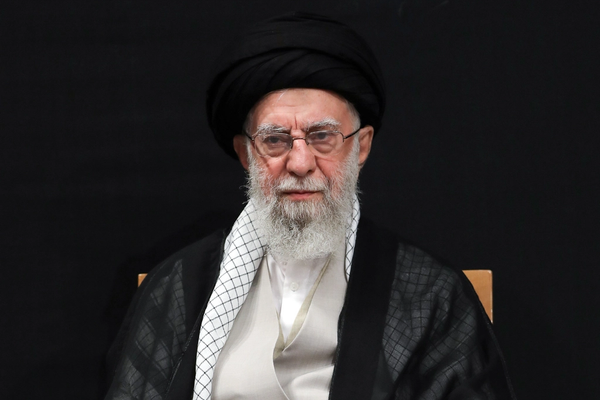 المرشد الإيراني يعين أحمديان وشمخاني ممثلين له في مجلس الدفاع