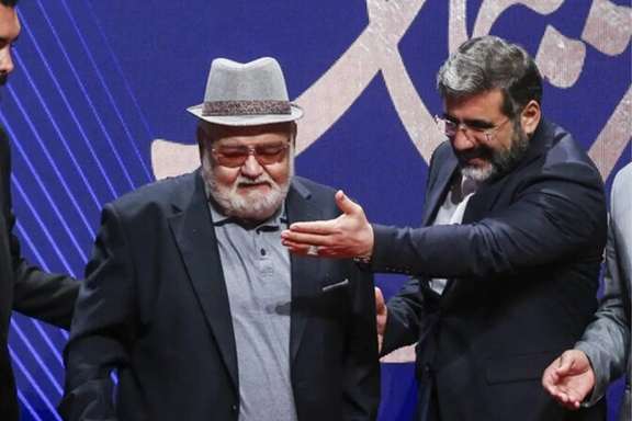 اکبر عبدی در کنار محمدمهدی اسماعیلی، وزیر ارشاد دولت ابراهیم رئیسی