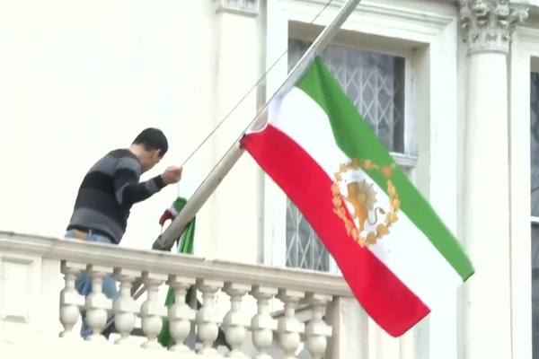 عباس عراقچی: اگر بریتانیا از سفارت ما محافظت نکند کارکنان را تخلیه میکنیم