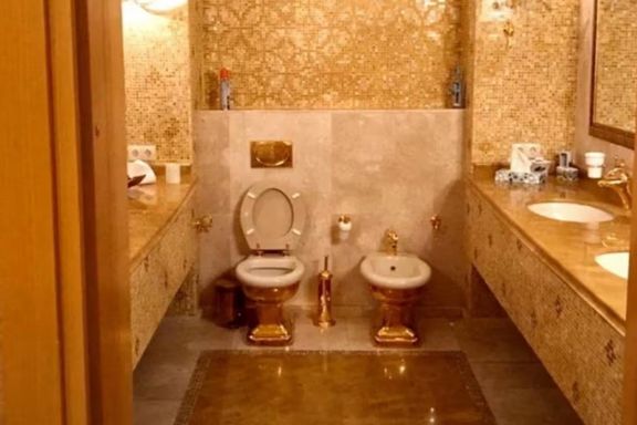 توالت طلایی که گفته میشود متعلق به یکی از حمامهای آپارتمان تیمور میندیچ، شریک تجاری سابق زلنسکی، است