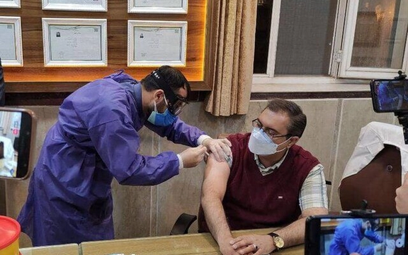 معاون دانشگاه علوم پزشکی ایران: مردم حق انتخاب از بین واکسن ایرانی و خارجی ندارند