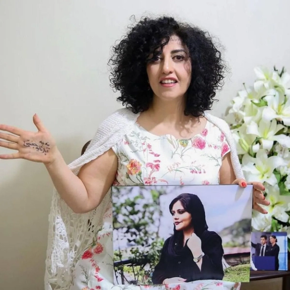 الناشطة الحائزة على "نوبل" نرجس محمدي: شعب إيران يرغب في الانتقال من الاستبداد للديمقراطية