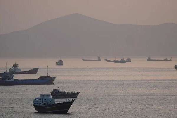 Iran takes US response to cabinet, Hormuz clashes continue