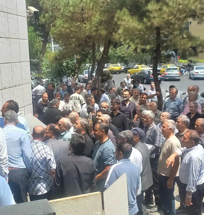 تزامنًا مع ارتفاع أسعار الخبز.. احتجاجات لأصحاب المخابز أمام وزارة الداخلية في طهران