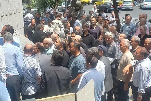 تزامنًا مع ارتفاع أسعار الخبز.. احتجاجات لأصحاب المخابز أمام وزارة الداخلية في طهران