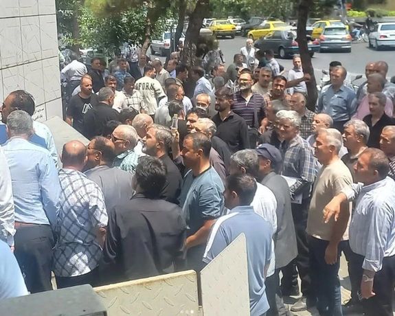 تزامنًا مع ارتفاع أسعار الخبز.. احتجاجات لأصحاب المخابز أمام وزارة الداخلية في طهران