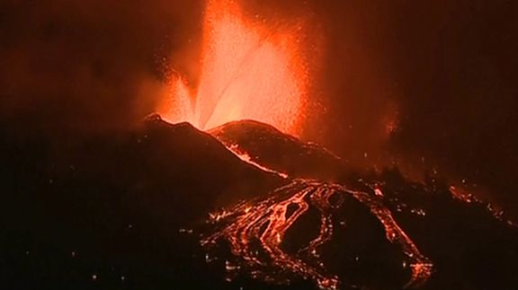 با فوران آتشفشان جزیره لاپالما در اسپانیا، هزاران نفر خانههای خود را تخلیه میکنند