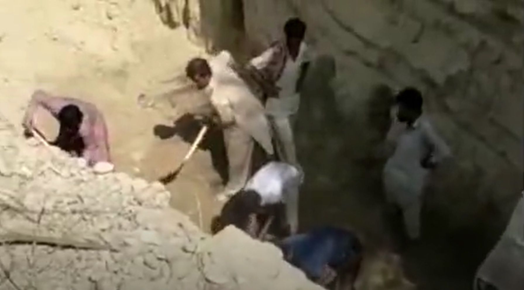 جان‌باختن چهار کودک یکی از روستاهای چابهار بر اثر ریزش گودال ایجاد شده در خاک‌برداری