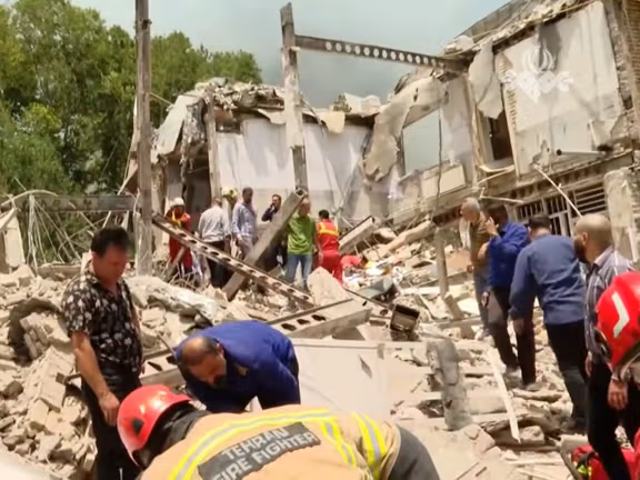 زندانیان سیاسی اوین: پس از حمله زندانیان را به‌هم غل و زنجیر کردند و بردند