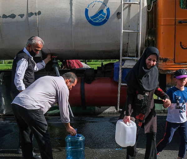 طوابير للحصول على مياه الشرب في العاصمة الإيرانية.. والمسؤولون: المحطات تعمل بكامل طاقتها