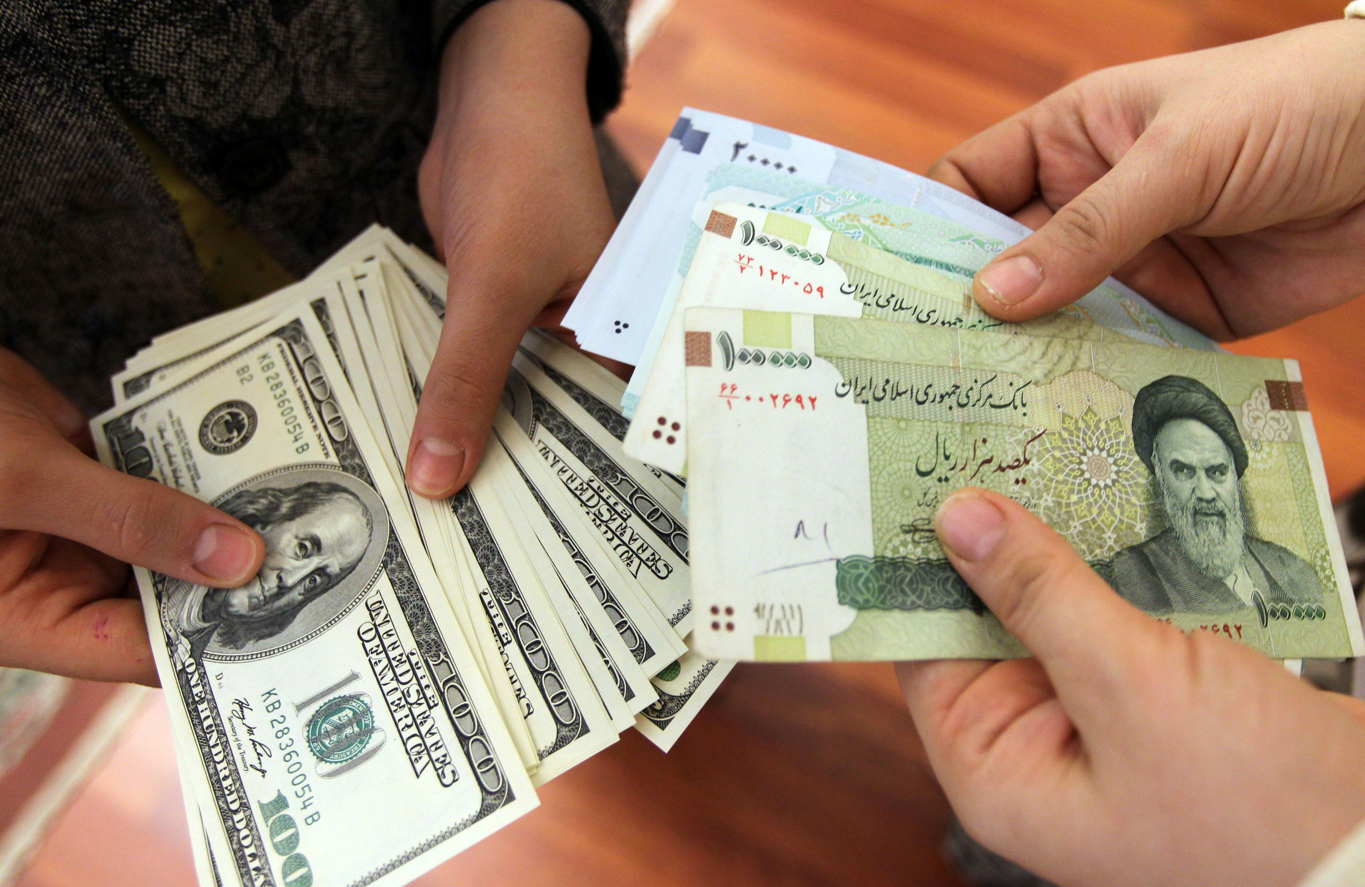 في ظل التوتر بعد مقتل هنية.. الدولار يصل إلى 62 ألف تومان في إيران