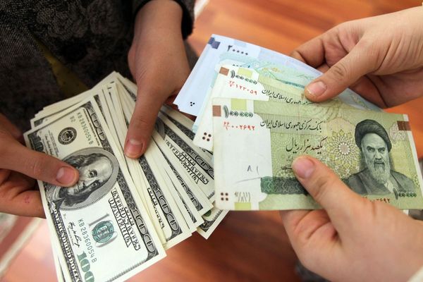في ظل التوتر بعد مقتل هنية.. الدولار يصل إلى 62 ألف تومان في إيران