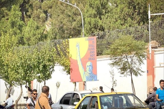 السلطات الإيرانية تعلق لافتات تحمل صورة السنوار أمام السفارات العربية والأوروبية في طهران