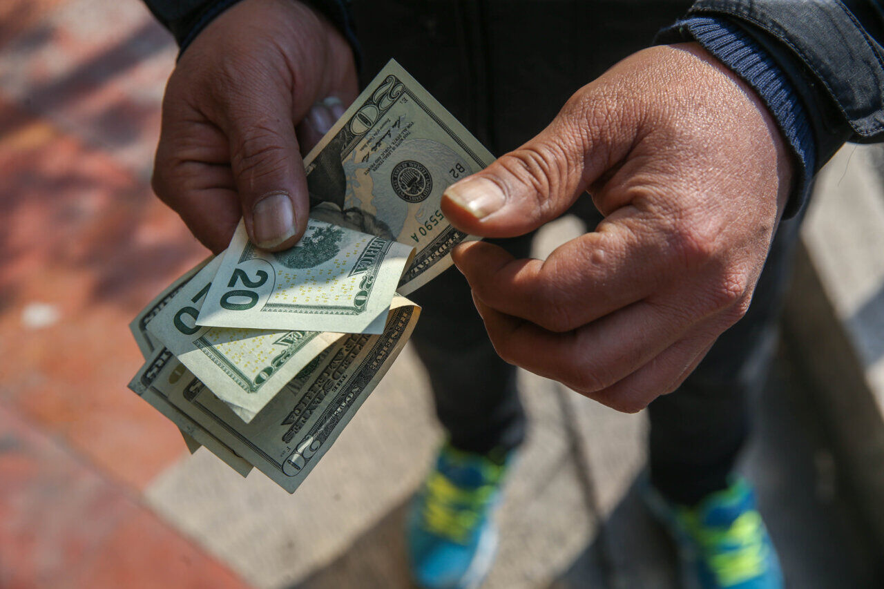 قیمت دلار در ایران از ۱۱۵ هزار تومان گذشت