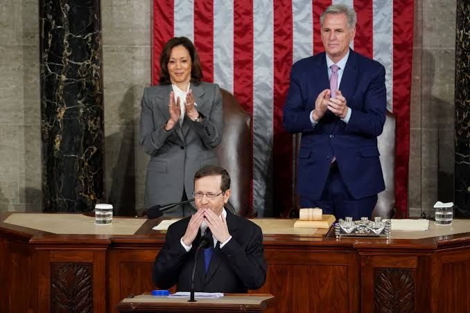 Israeli President Isaac Herzog gestures as US Vice President Kamala Harris and House Speaker Kevin McCarthy (R-CA) applaud on the day of Herzog's address to a joint meeting of Congress inside the House Chamber of the  Capitol in Washington, July 19, 2023. 