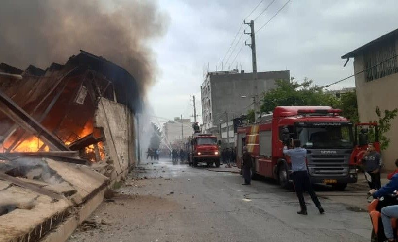 در پی آتش‌سوزی گسترده در یک انبار در شیراز بخشی از محصول گندم از بین رفت