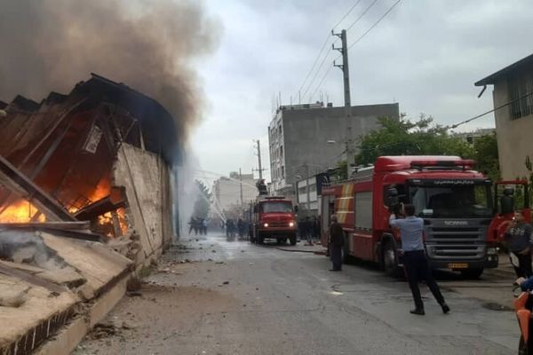 در پی آتشسوزی گسترده در یک انبار در شیراز بخشی از محصول گندم از بین رفت