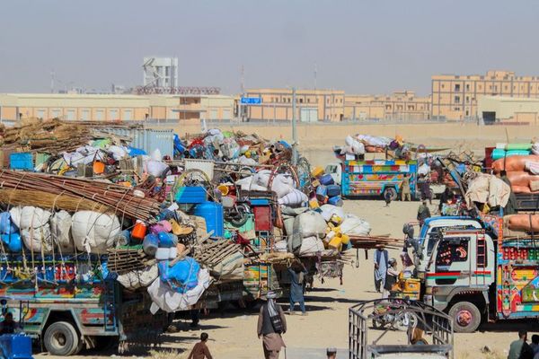 بسبب الضغوط الاقتصادية.. إيران رحلت نحو 1.5 مليون أفغاني في 6 أشهر وتخطط لترحيل مثلهم