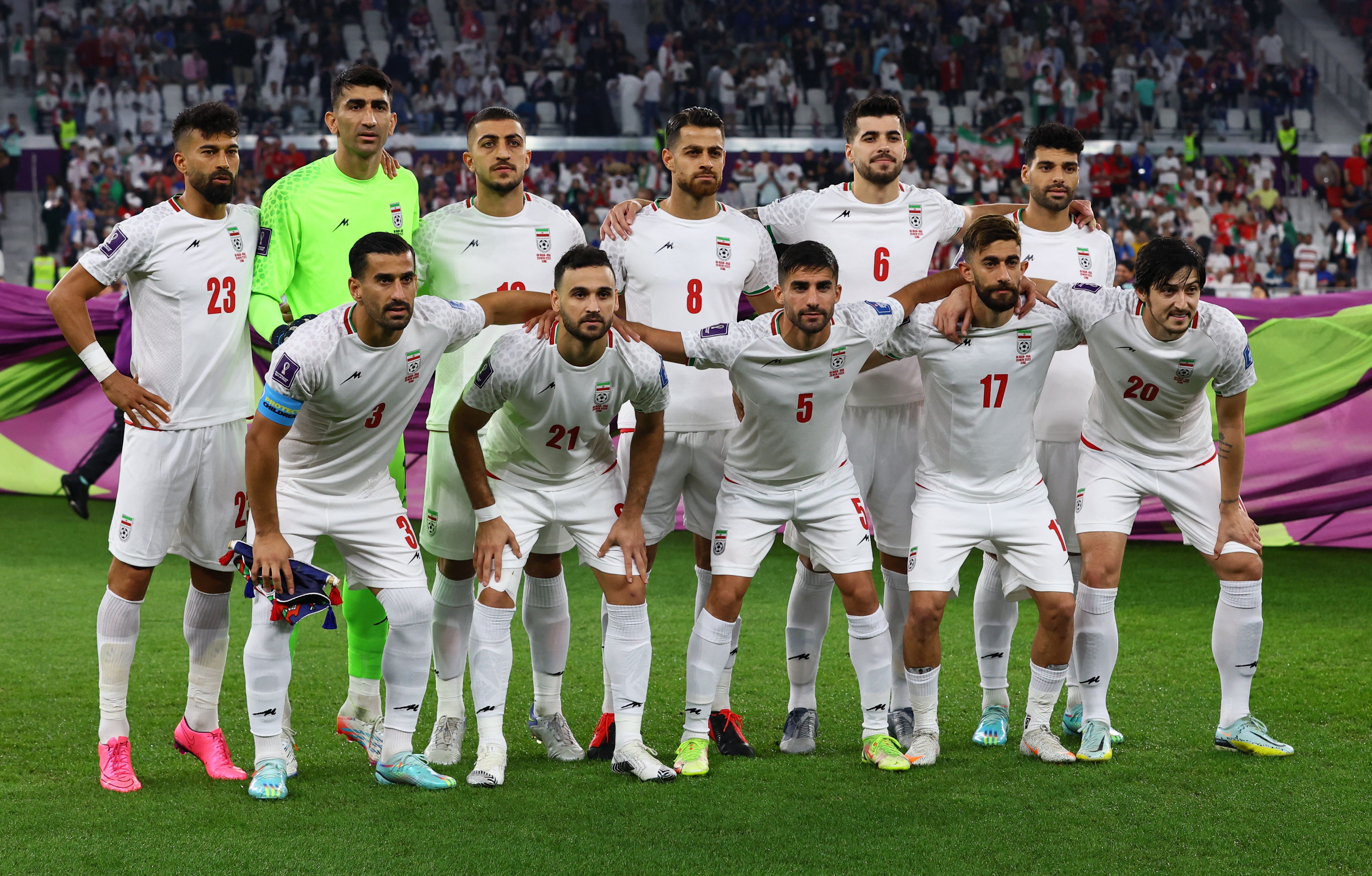 Iran players pose for a team group photo before the match (November 29, 2022)