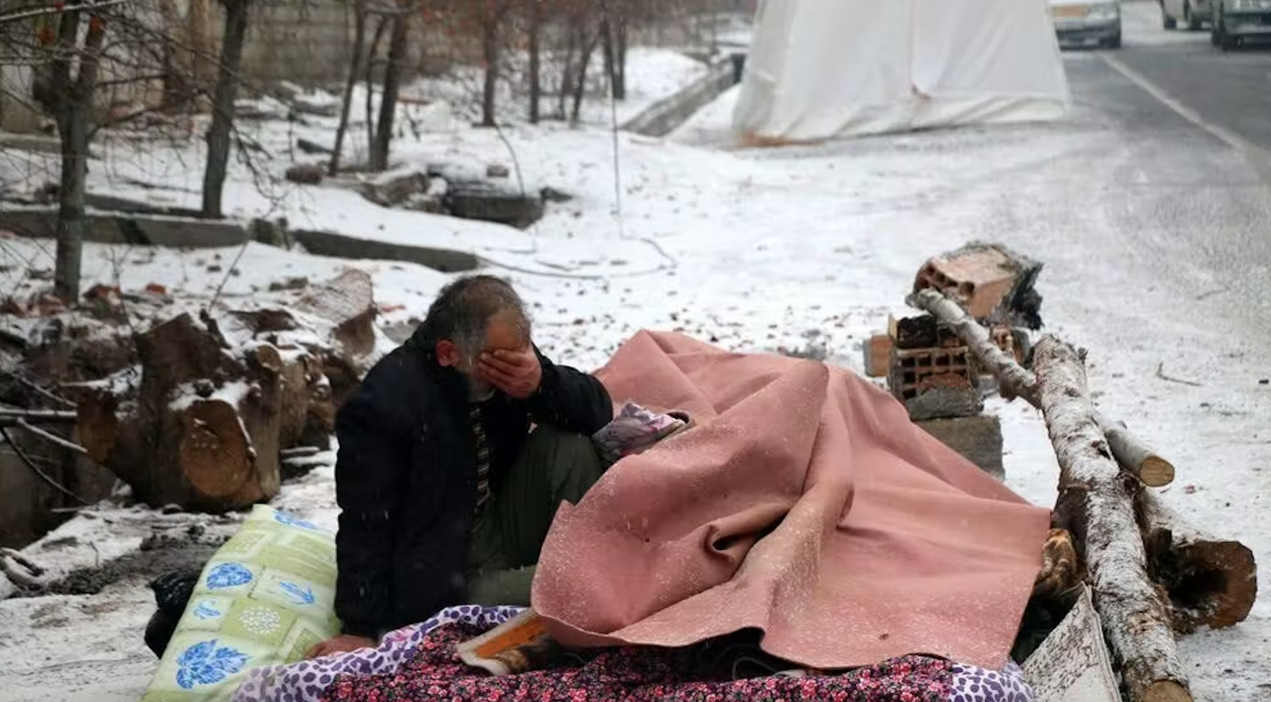 فوت و مسمویت زلزله‌زدگان خوی در چادرها؛ رییس هلال احمر انتقادها را از سر «مرض» خواند