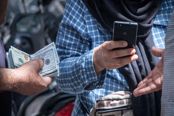 أسعار الدولار والذهب تسجل أرقامًا قياسية بعد الانتخابات في إيران