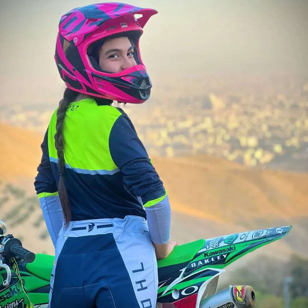 النا معدنی‌پور، موتورسوار زن، ۳۴ روز پس از تصادف در پیست آزادی، همچنان در حالت کما است