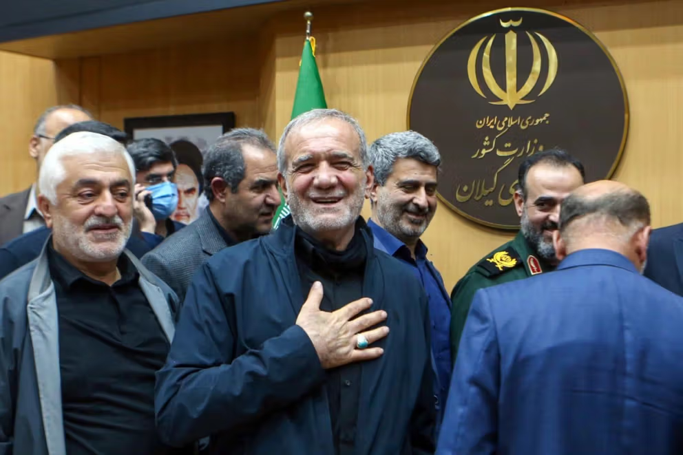 بزشكيان يطالب بالتعامل باحترام مع المعارضين الذين وقفوا مع النظام أثناء الحرب