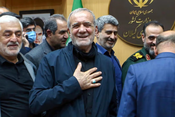 بزشكيان يطالب بالتعامل باحترام مع المعارضين الذين وقفوا مع النظام أثناء الحرب