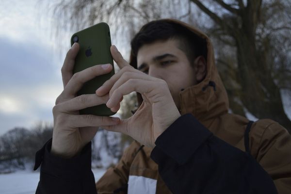 چه عواملی موجب وابستگی افراطی نوجوانان به فضای مجازی میشوند؟