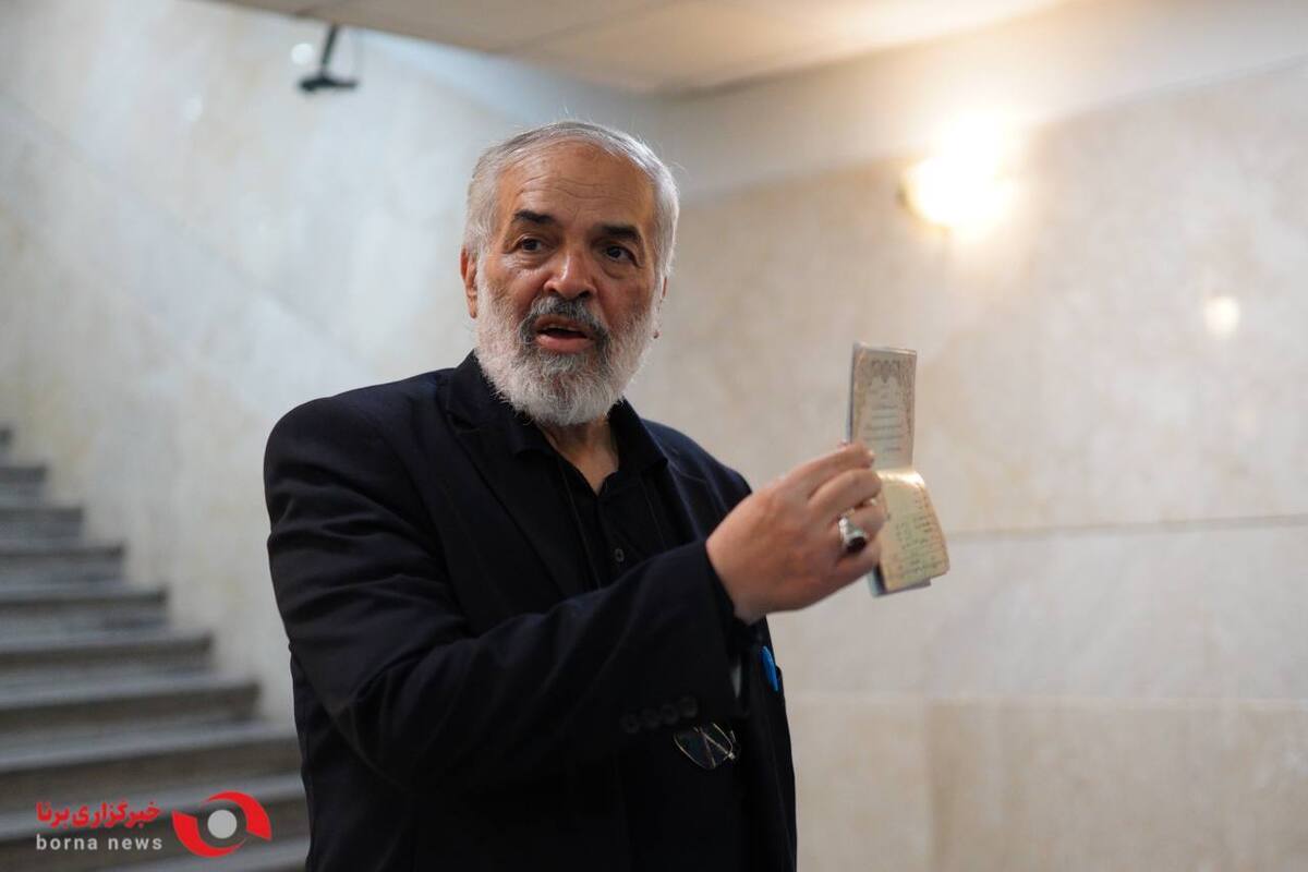 دبلوماسي إيراني سابق: النساء هنّ المثيرات وليس "سيقان الرجال المشعّرة" 