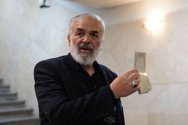 دبلوماسي إيراني سابق: النساء هنّ المثيرات وليس "سيقان الرجال المشعّرة"