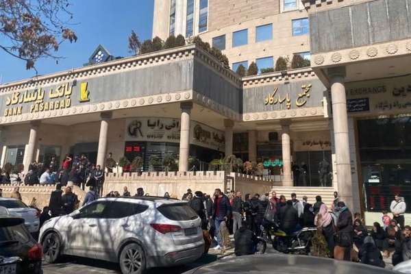 Trading In Tehran Bazaars Comes To A Halt Amid Currency's Fall