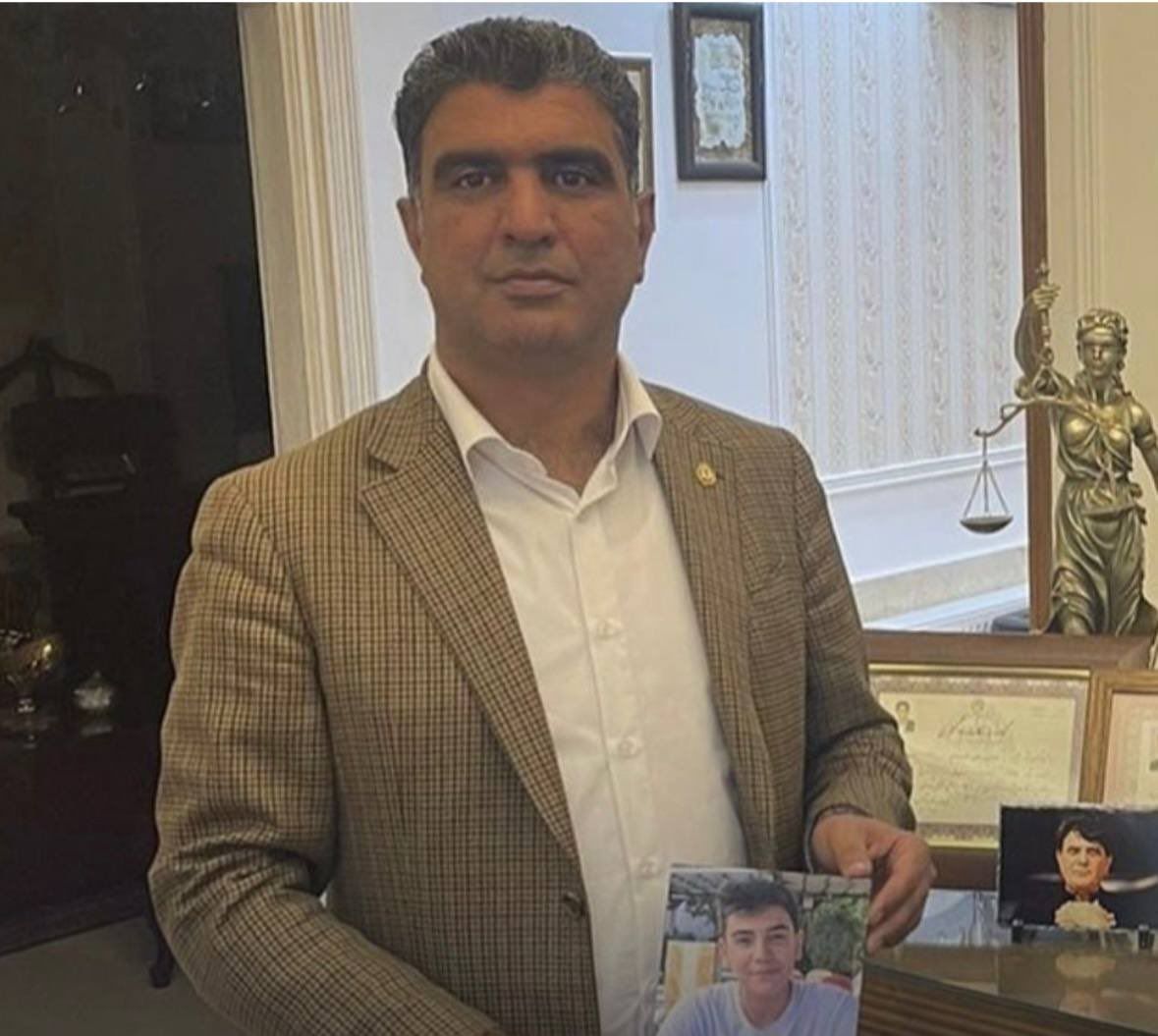 خسرو علی‌کردی، وکیل خانواده‌های دادخواه، برای تحمل یک سال حبس زندانی شد