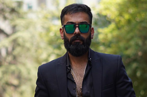 بهراد علیکناری، خواننده رپ بازداشت شده در اعتراضات به «افساد فیالارض» متهم شده است