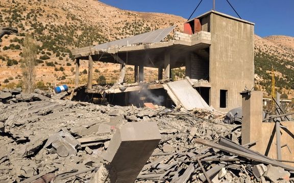 تخریب گسترده یک ساختمان در پی حمله اسرائیل به بعلبک، شرق لبنان، ۲۶ مهر