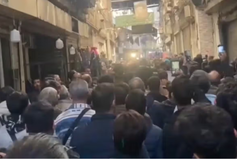 صحيفة بريطانية: انهيار قيمة العملة الوطنية سبب احتجاجات تجار سوق طهران