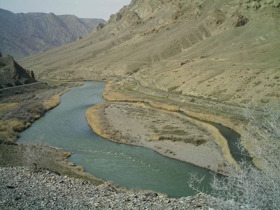 Aras river in the vicinity of Jolfa in Iran (Left hand Iran - Right hand Nakhichevan) (Aras river in the vicinity of Jolfa in Iran (Left hand Iran - Right hand Nakhichevan) (March 2006)