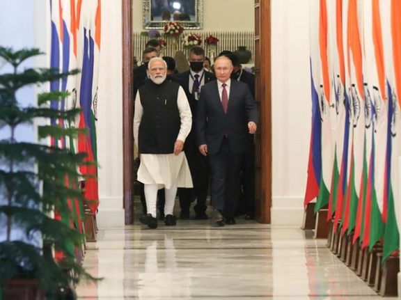 مسکو و دهلینو برای تولید ۶۰۰ هزار اسلحه کلاشنیکف در هند قرارداد امضا کردند