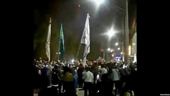 Arab tribes streamed into the city of Abadan Sunday night, warning security forces not to fire on protesters