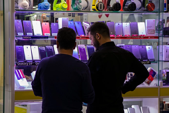اتحادیه فروشندگان تلفن همراه: به دلیل قیمت بالا، مردم جز در شرایط اجبار خرید نمیکنند