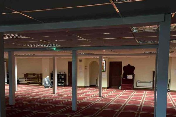 یک امام جماعت در انگلستان بهدلیل برگزاری مراسم عقد دو کودک در مسجد متهم شد