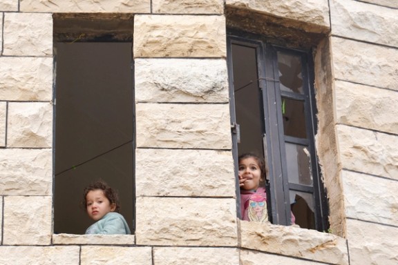 دو کودک فلسطینی در در نزدیکی اردوگاه آوارگان جنین در کرانه باختری، ۳۰ اسفند ۱۴۰۳
